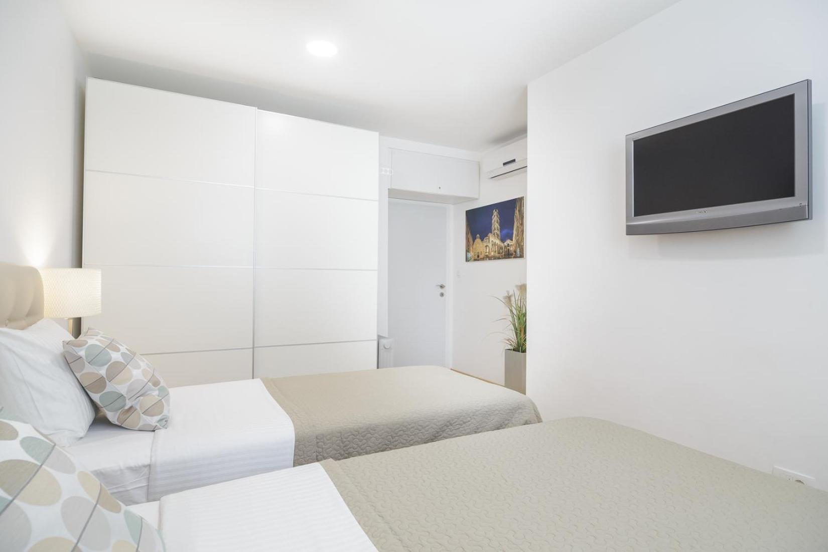 Holiday Home Aspalathos - With Free Parking, Near The Beach, A Few Minutes' Walking Distance To The Unesco Palace Сплит Екстериор снимка