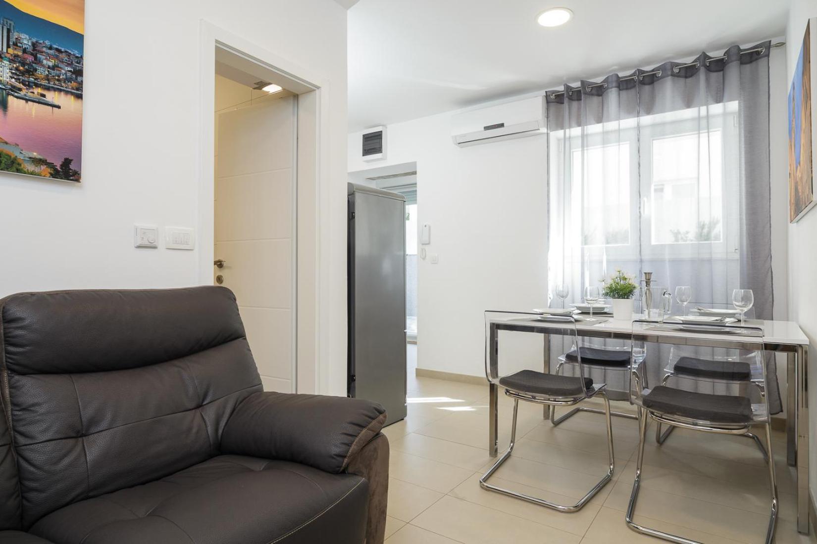 Holiday Home Aspalathos - With Free Parking, Near The Beach, A Few Minutes' Walking Distance To The Unesco Palace Сплит Екстериор снимка